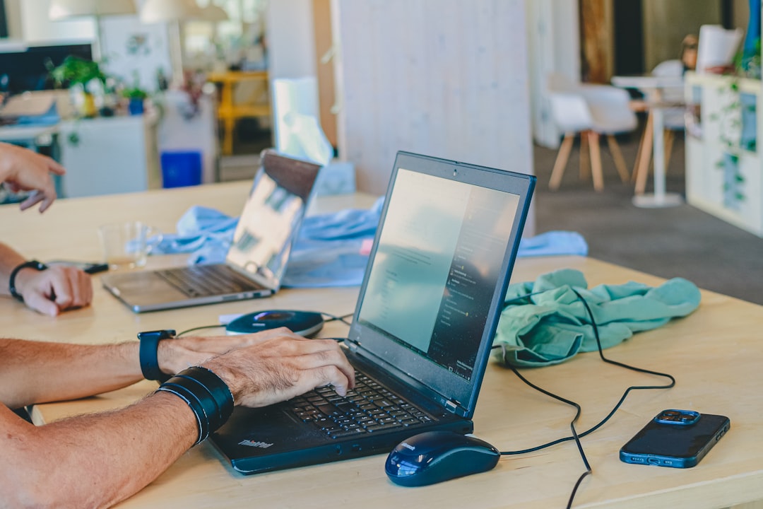 people-working-on-laptops-at-a-table-uywp-jhgvp4